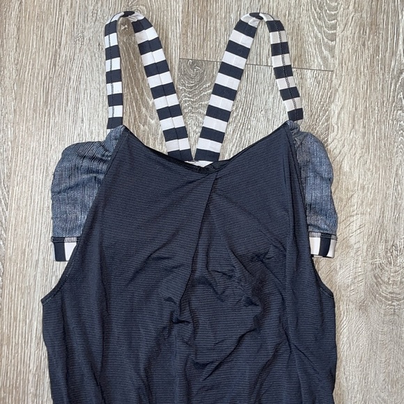 Lululemon size 6 black stripe workout tank with bra - Picture 2 of 5